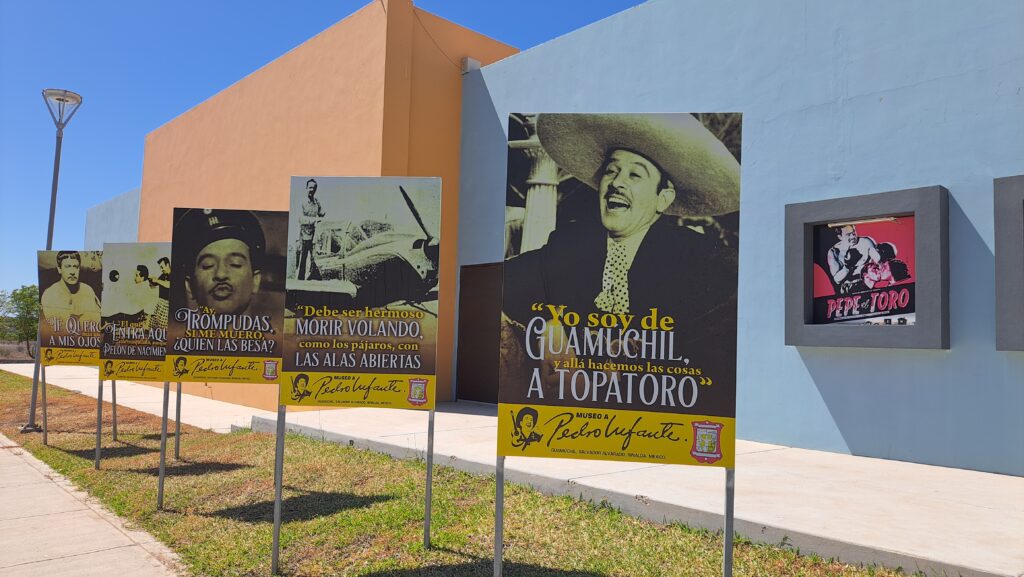 Exhibiciones de Pedro Infante al exterior del museo en Guamúchil