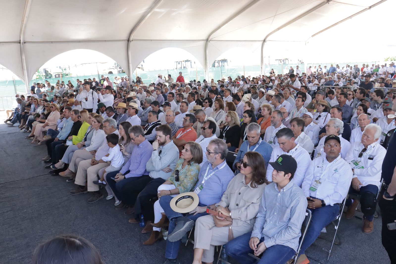 Asistentes al evento de inauguración de la Expoceres 2024 en Los Mochis