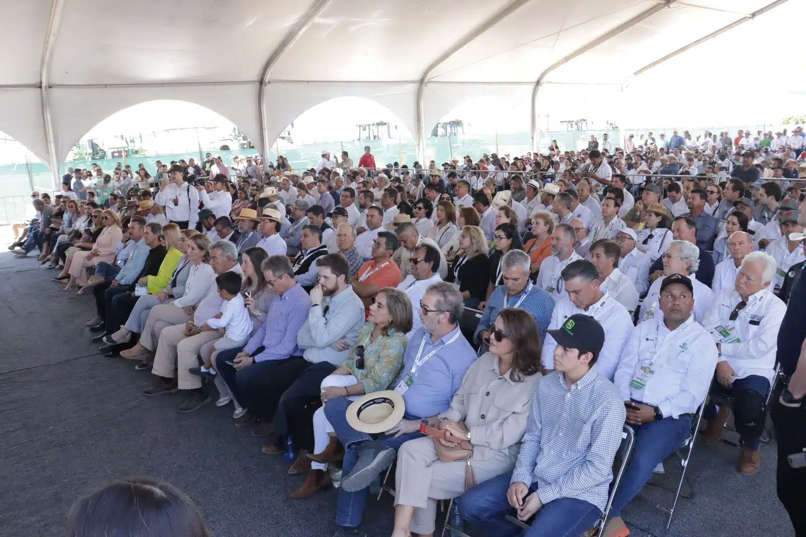 Asistentes al evento de inauguración de la Expoceres 2024 en Los Mochis