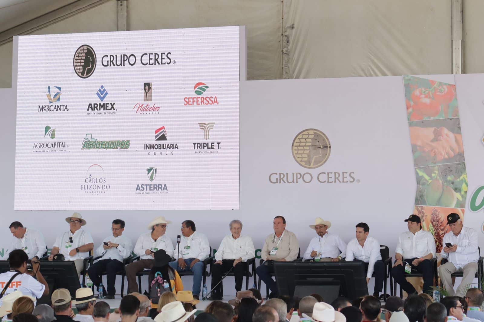 Asistentes al evento de inauguración de la Expoceres 2024 en Los Mochis