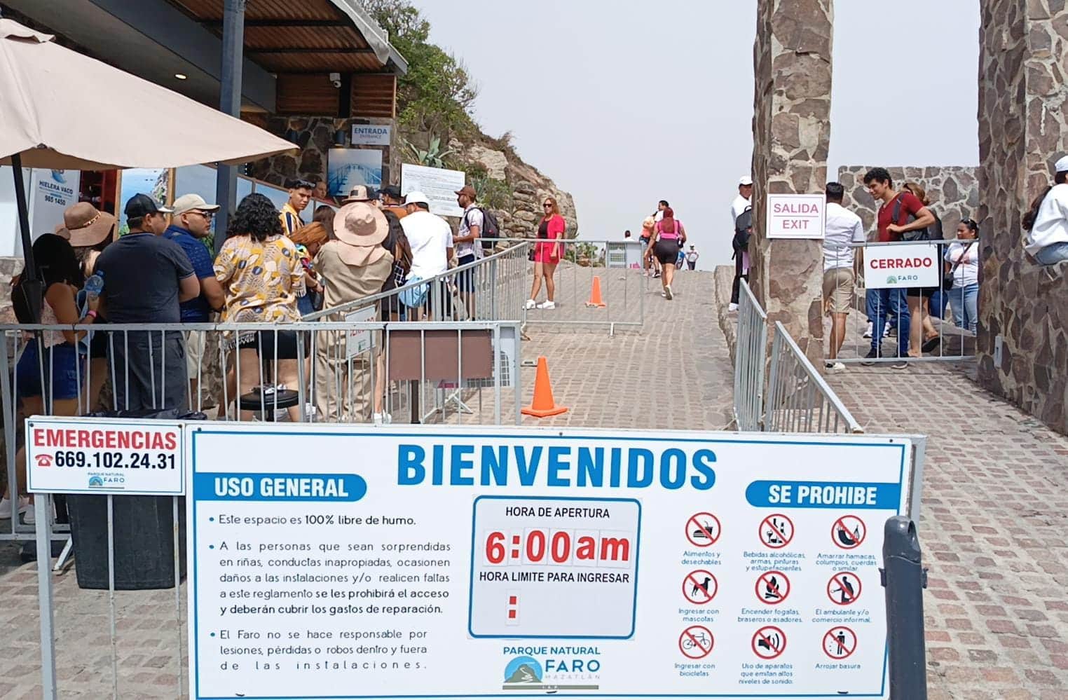 Turistas en Faro de Mazatlán