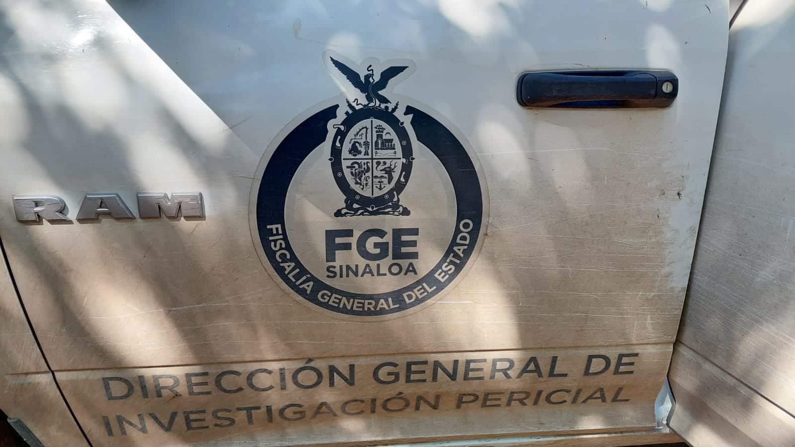 Puerta de camioneta de la FGE con tierra