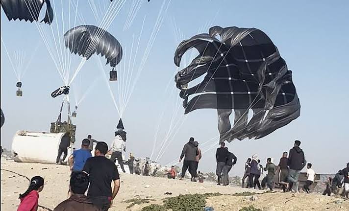 Fallecen cinco gazatíes tras el impacto de la ayuda humanitaria lanzada por aire