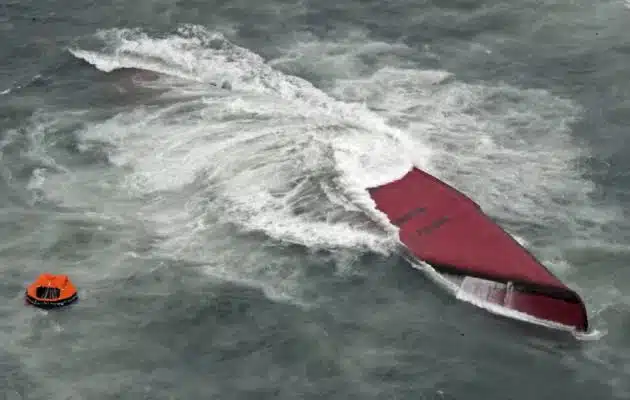 Fallecen ocho tripulantes tras volcar un barco surcoreano frente a Japón