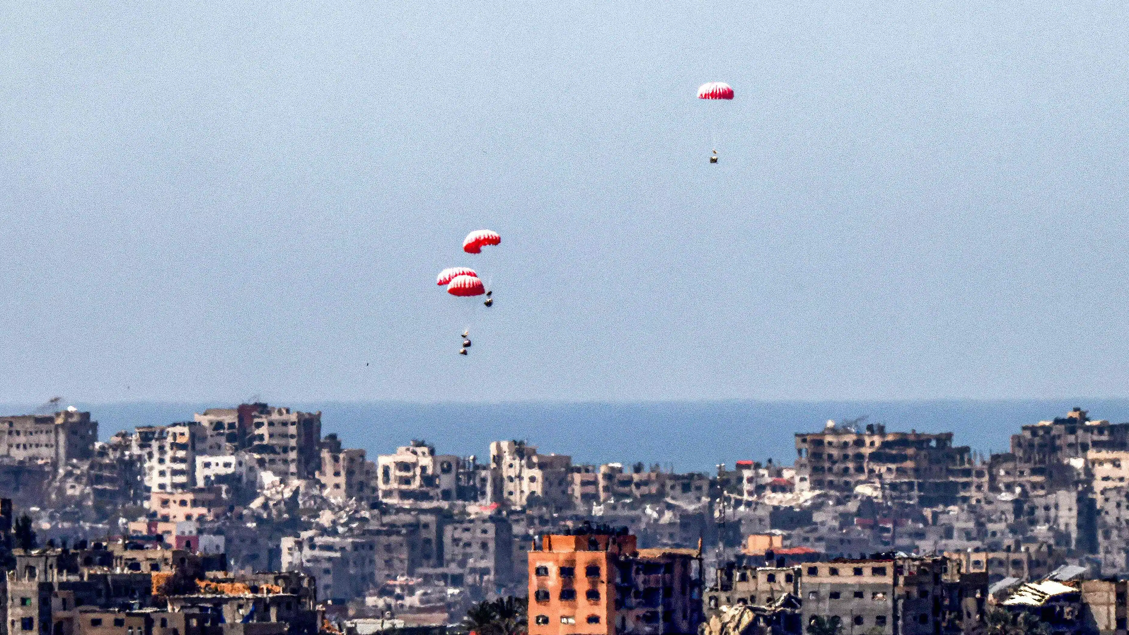 Fallecen palestinos tras recoger ayuda humanitaria lanzada por aire en Gaza