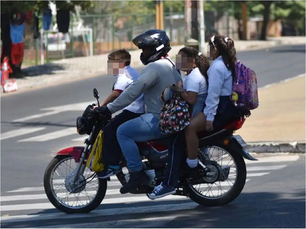 Familia en motocicleta