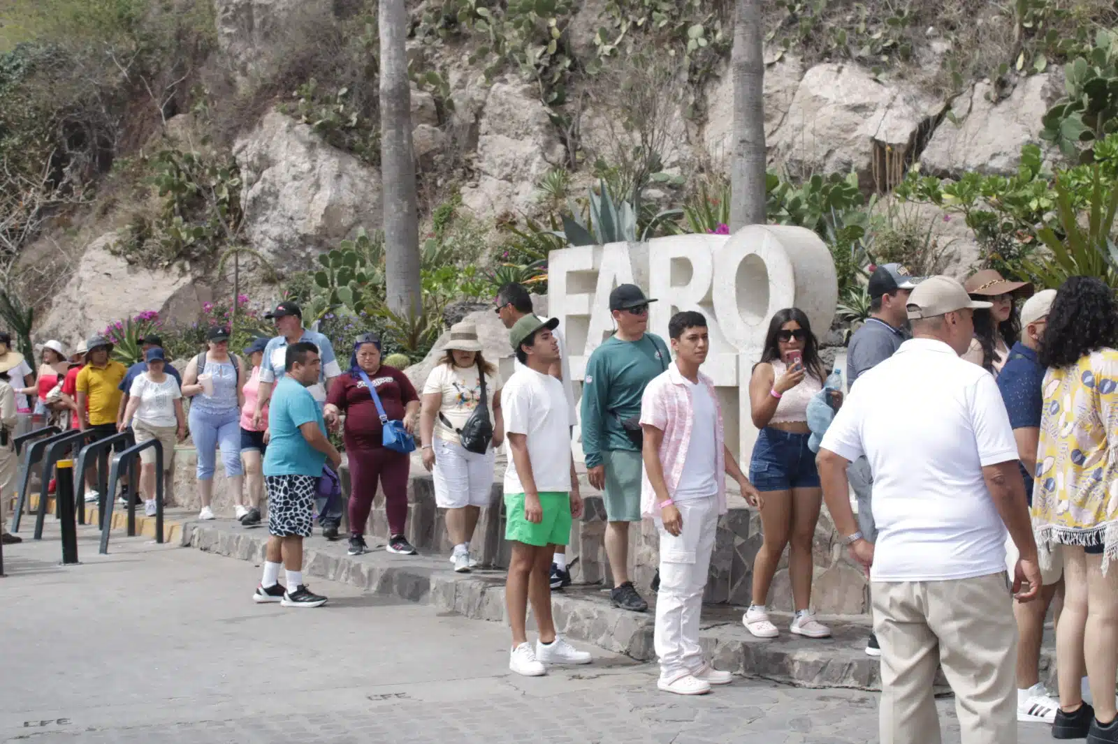 Turistas en Faro de Mazatlán