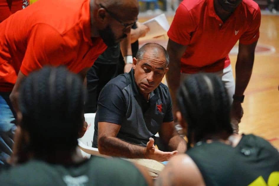Fernando Rivero acompañado de los Venados Basketball