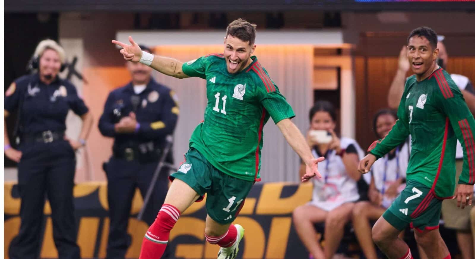 Festeja un gol Santi Giménez junto al mochitense Luis Romo, en la selección nacional mexicana