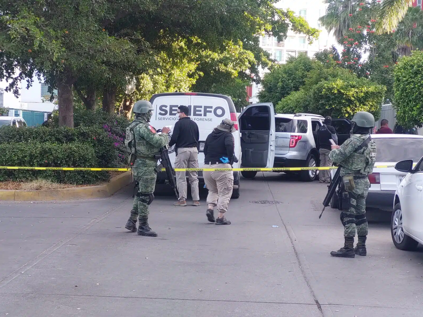 Fiscalía, militares y policías en el lugar donde ocurrió un doble homicidio en Culiacán