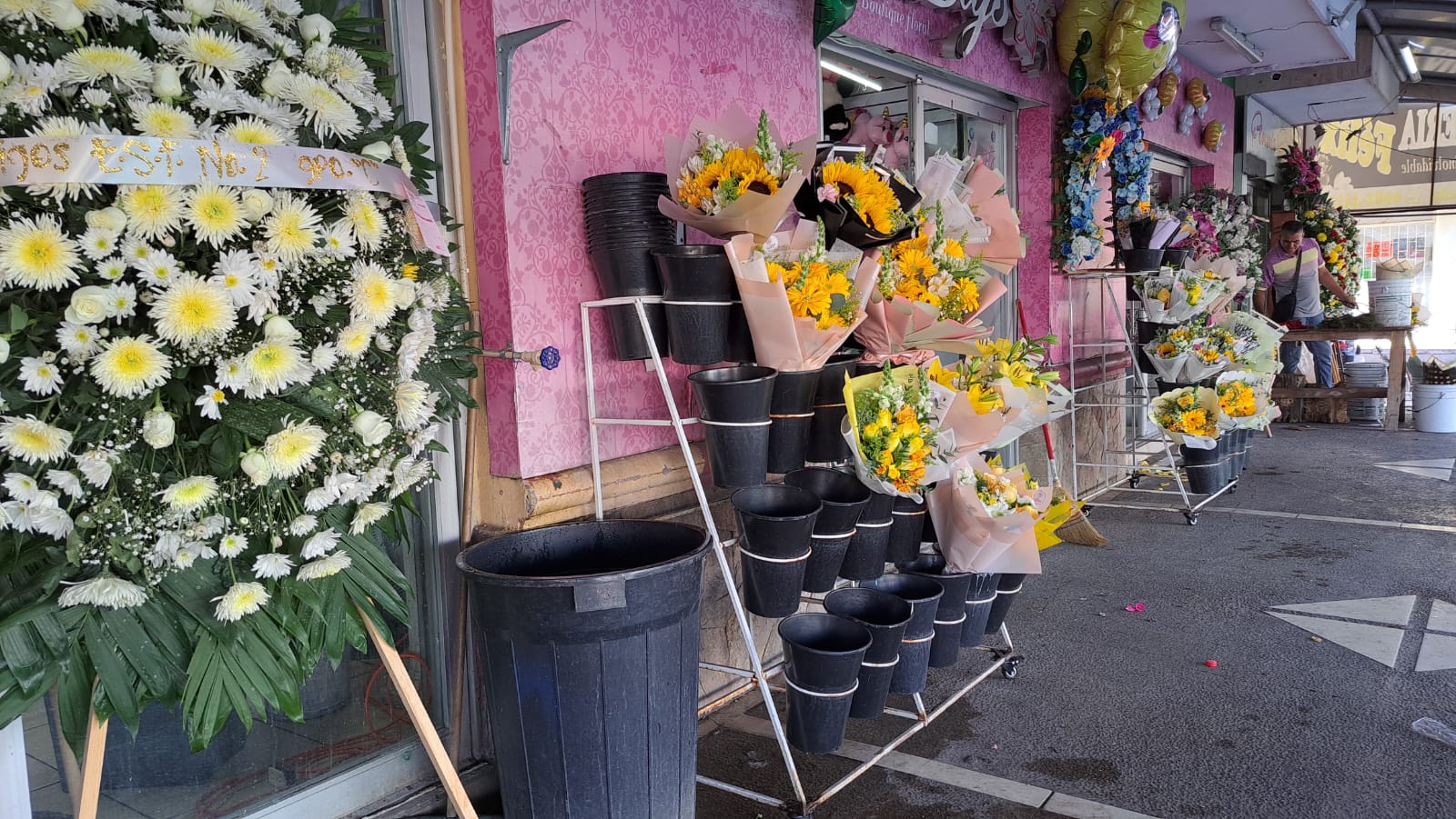 Ramos de Girasoles y rosas amarillas