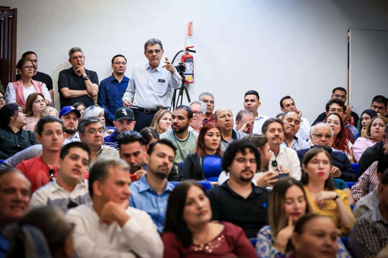 Personas en el foro “Diálogo sobre la Crisis Hídrica en Sinaloa”