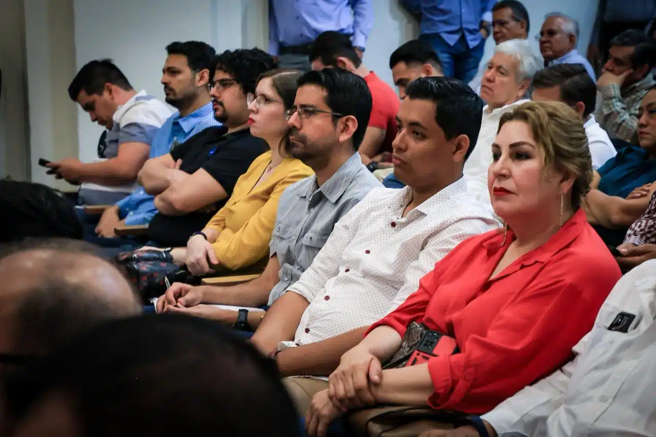 Personas en el foro “Diálogo sobre la Crisis Hídrica en Sinaloa”