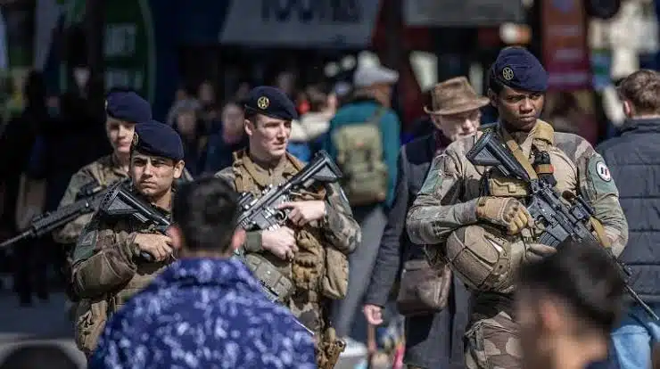 Francia moviliza a 400 mil uniformados por riesgo de atentado