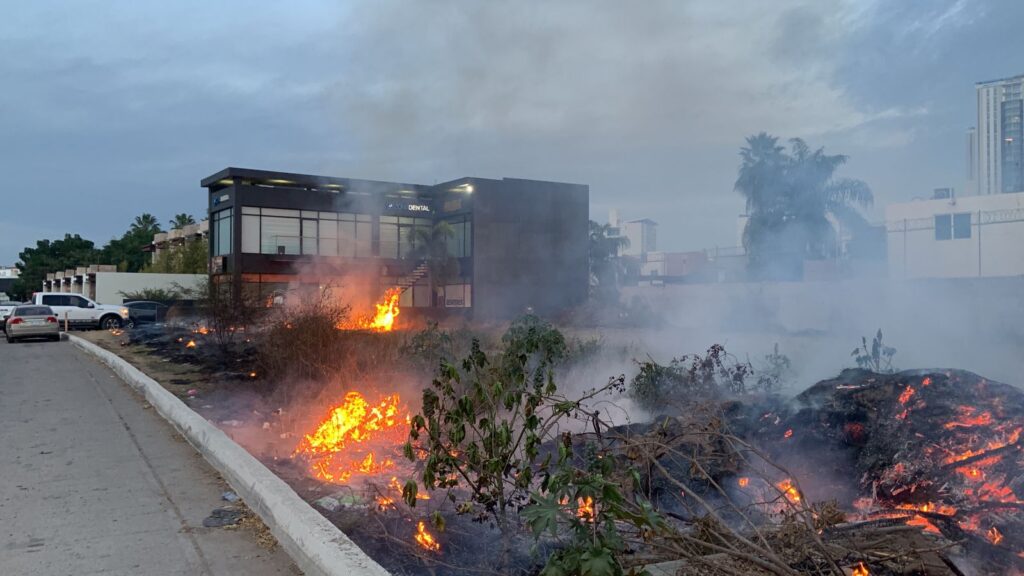 Fuego en un predio baldío del Tres Ríos en Culiacán