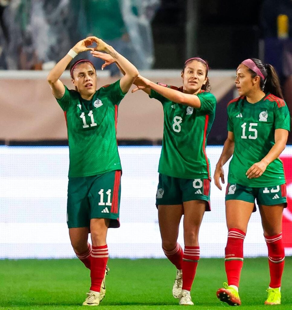 3 jugadores del equipo de futbol de México festejando en la Copa Oro Femenil