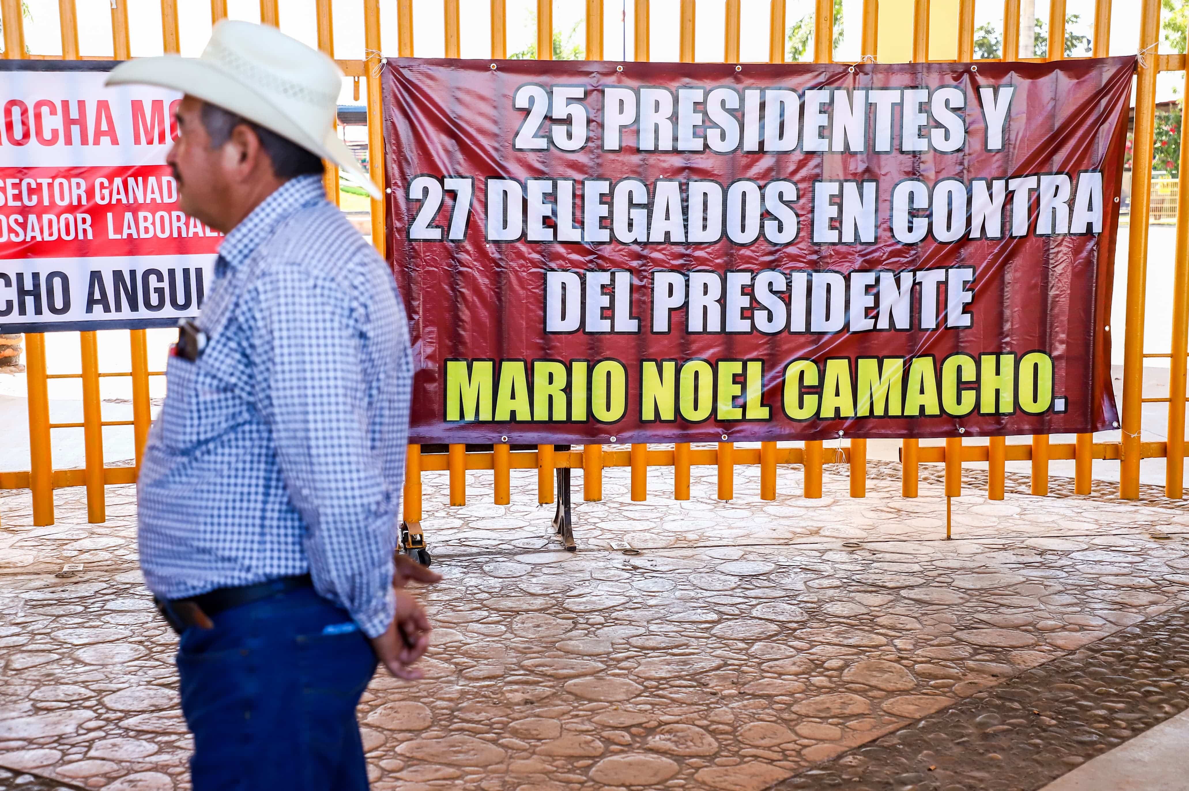 Ganaderos se manifiestan afuera de las instalaciones de la Unión Ganadera Regional de Sinaloa, exigen la renuncia del presidente Mario Noel Camacho.