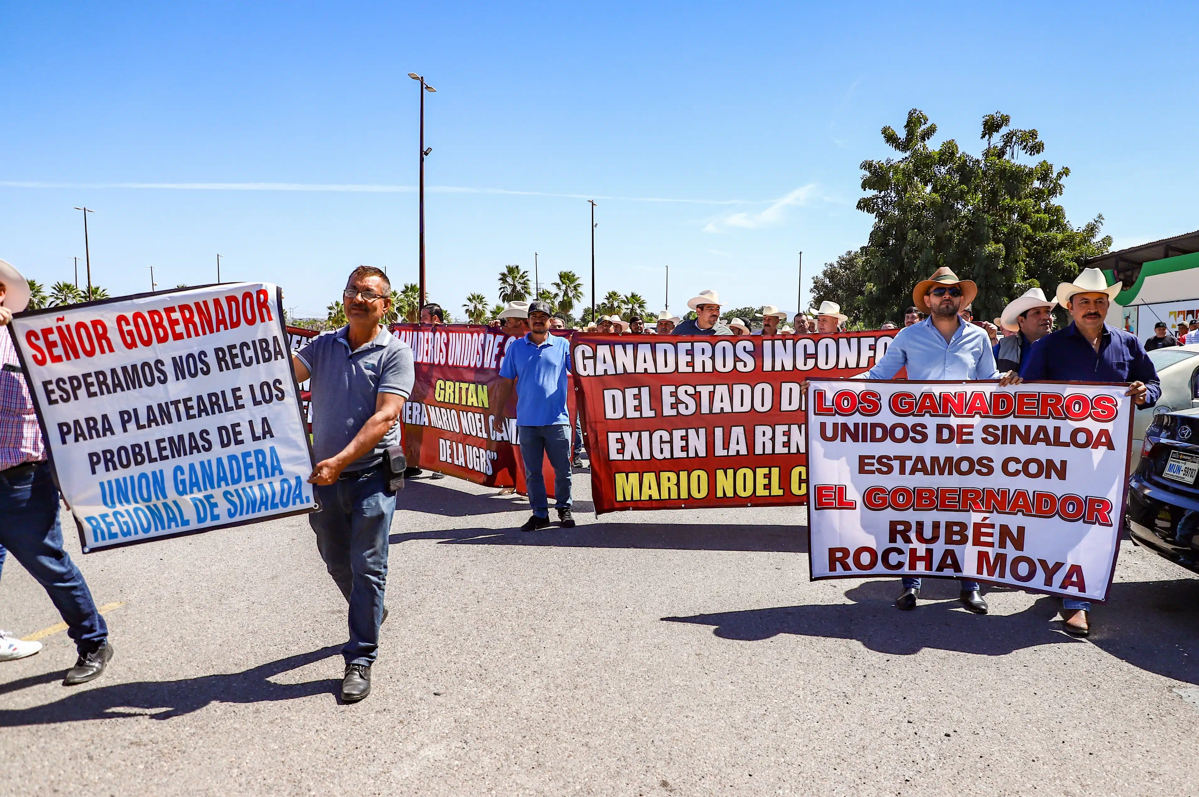 Ganaderos se manifiestan afuera de las instalaciones de la Unión Ganadera Regional de Sinaloa, exigen la renuncia del presidente Mario Noel Camacho.