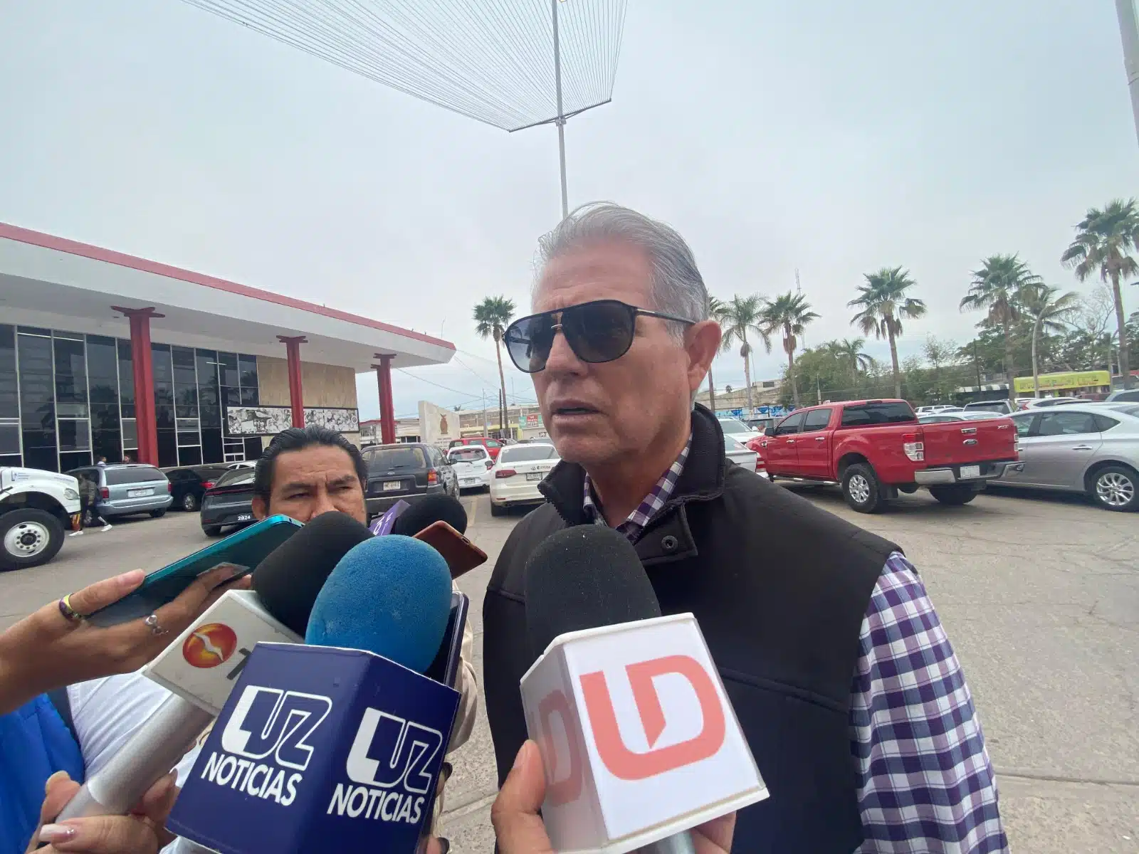 Genaro García Castro en entrevista con los medios de comunicación en Ahome