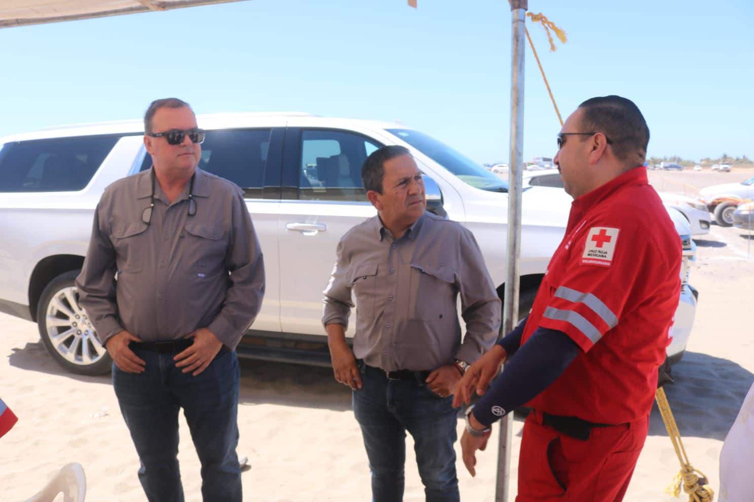 Gerardo Iván Hervás Quindos saludando a elementos de la Cruz Roja en Ahome
