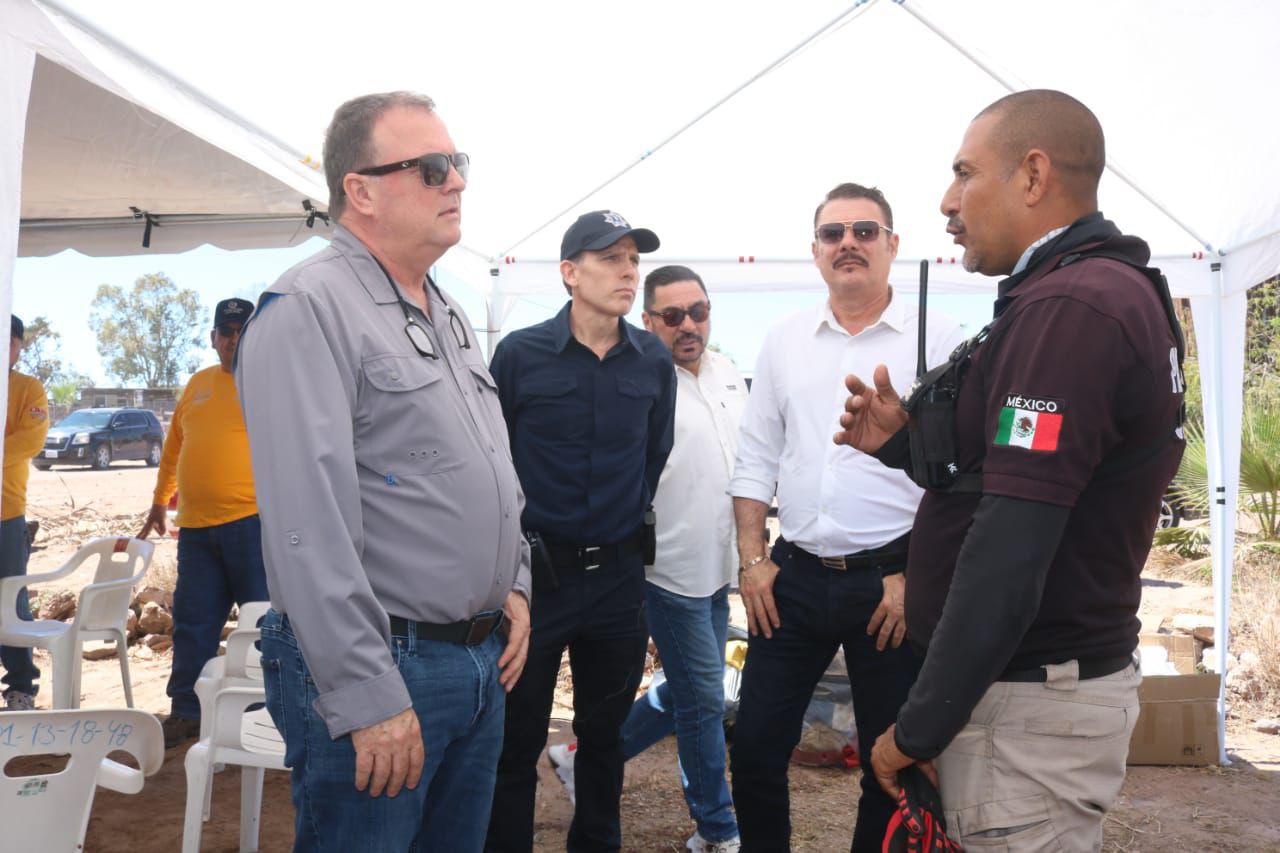 Gerardo Iván Hervás Quindos saludando a elementos de Protección Civil en Ahome