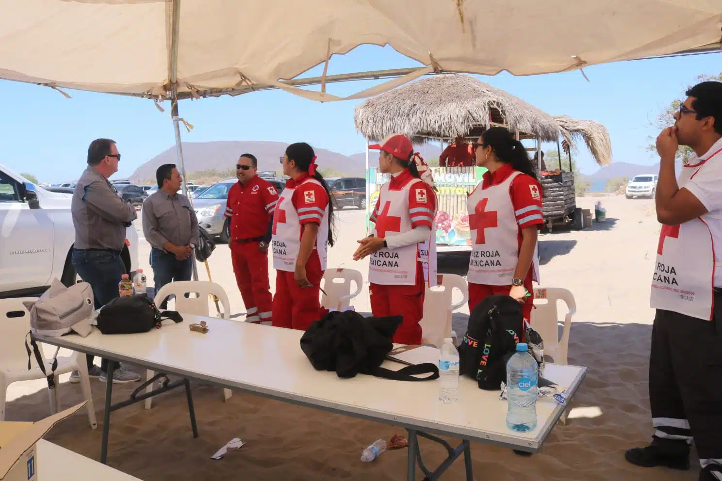 Gerardo Iván Hervás Quindos saludando a elementos de la Cruz Roja en Ahome