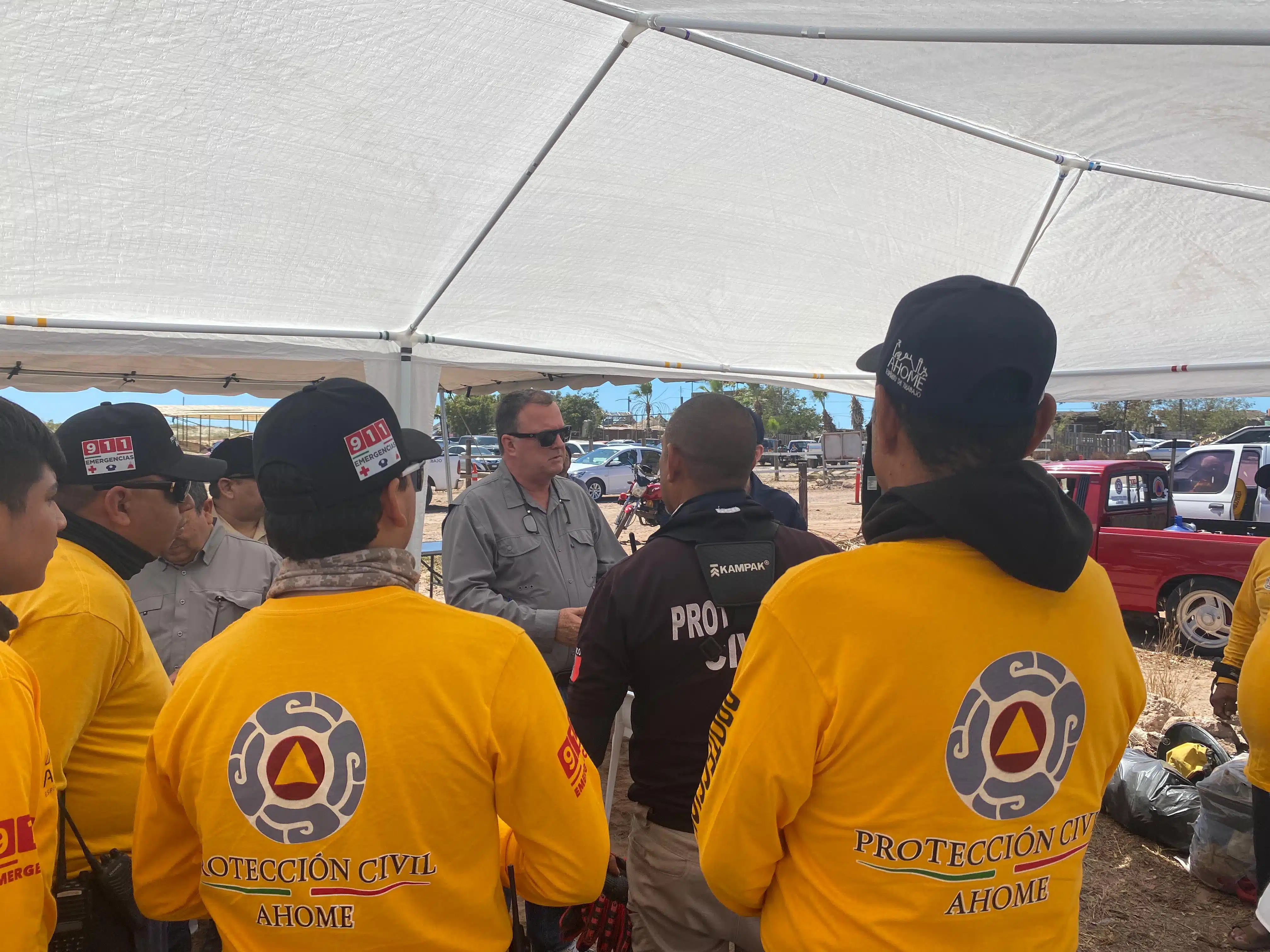 Gerardo Iván Hervás Quindos saludando a elementos de Protección Civil en Ahome