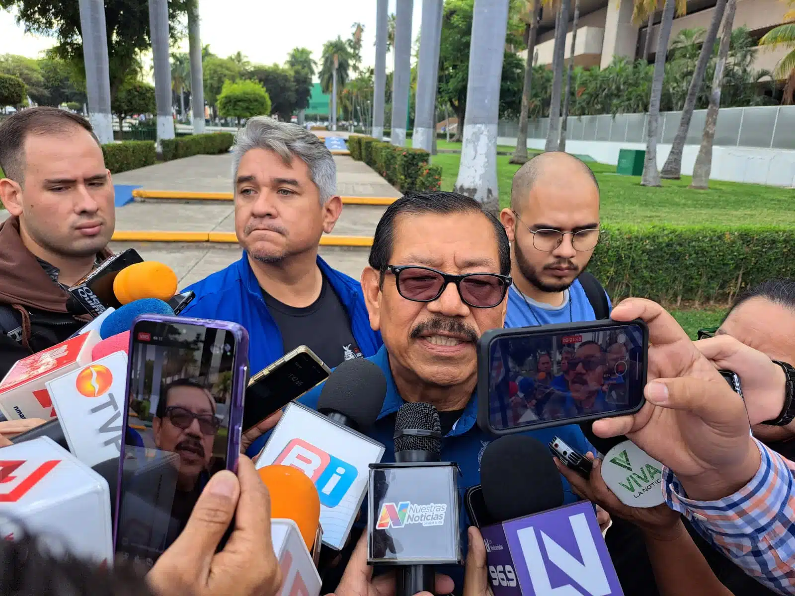 Gerardo Mérida, secretario de Seguridad en Sinaloa, detrás de los micrófonos en entrevista con medios de comunicación