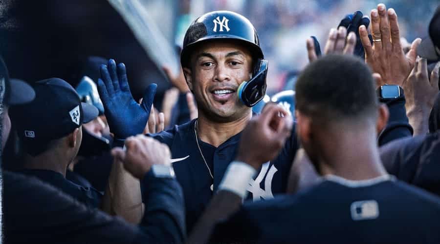 Giancarlo Stanton celebrando con sus compañeros en el dugout de Yankees de Nueva York