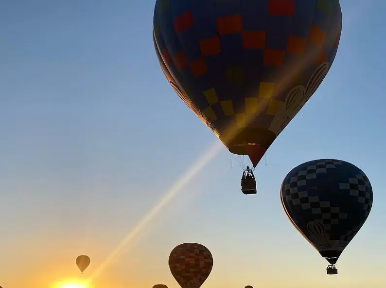 Hombre muere al caer de globo aerostático en Australia