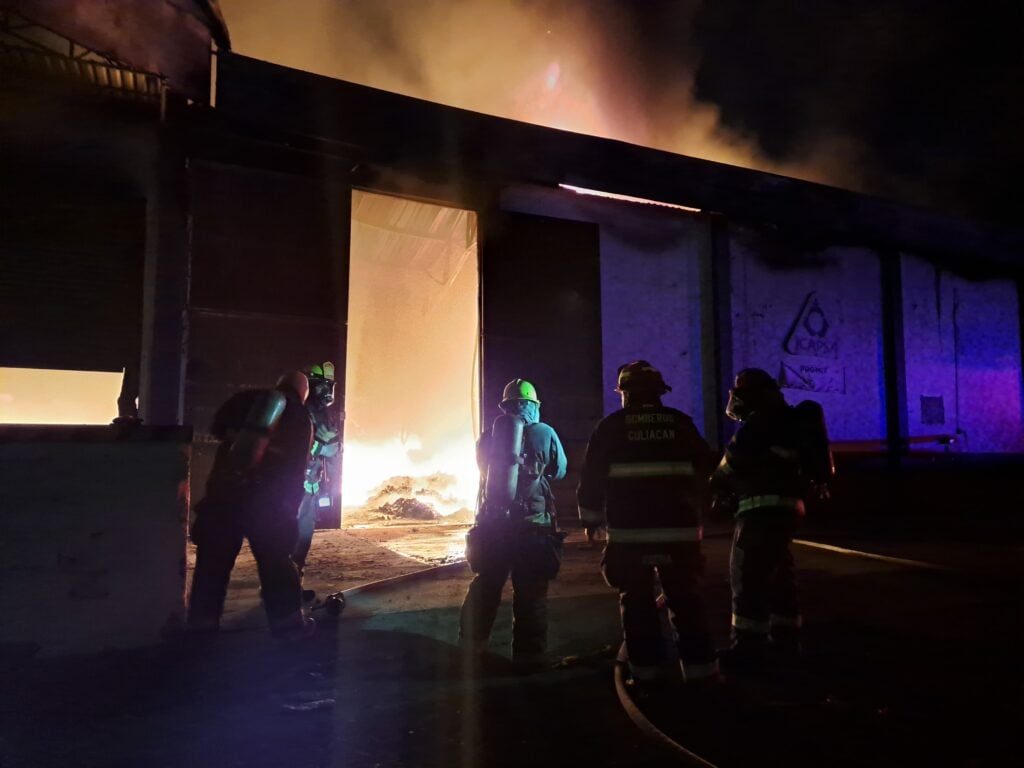 Grupo de bomberos a punto de trabajar en incendio de una bodega en El Quemadito Culiacán