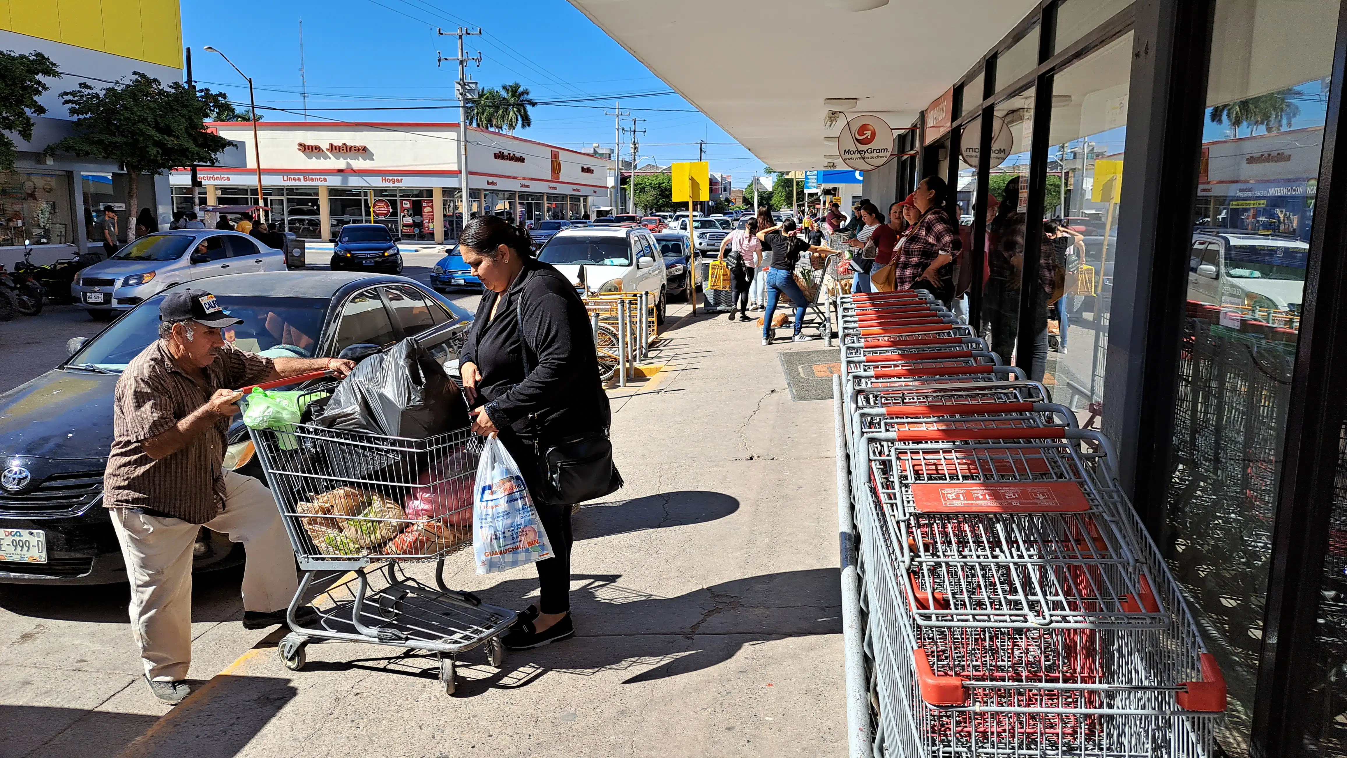 Habitantes de Guamúchil hacen sus compras en comercios del sector Centro