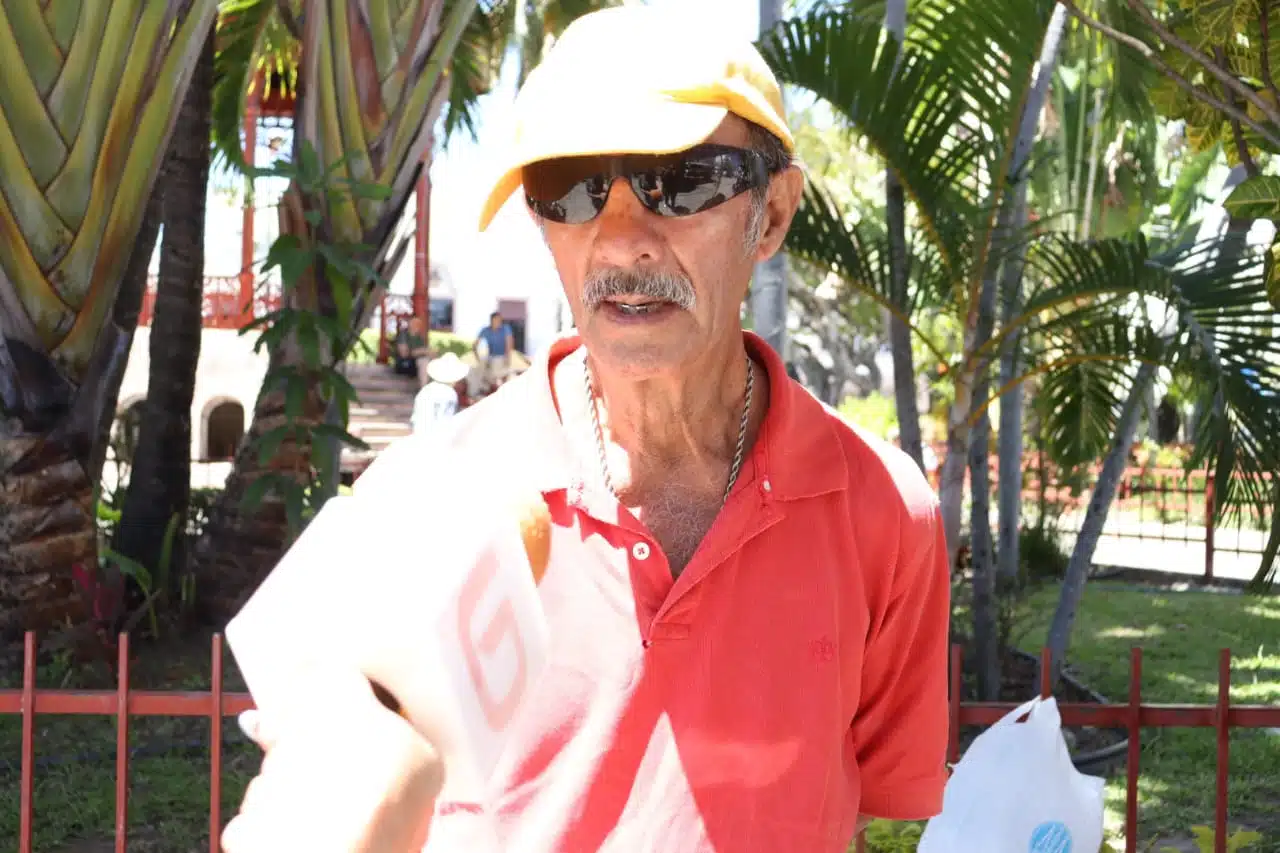 Hector Osuna bolero en la plazuela República de Mazatlán