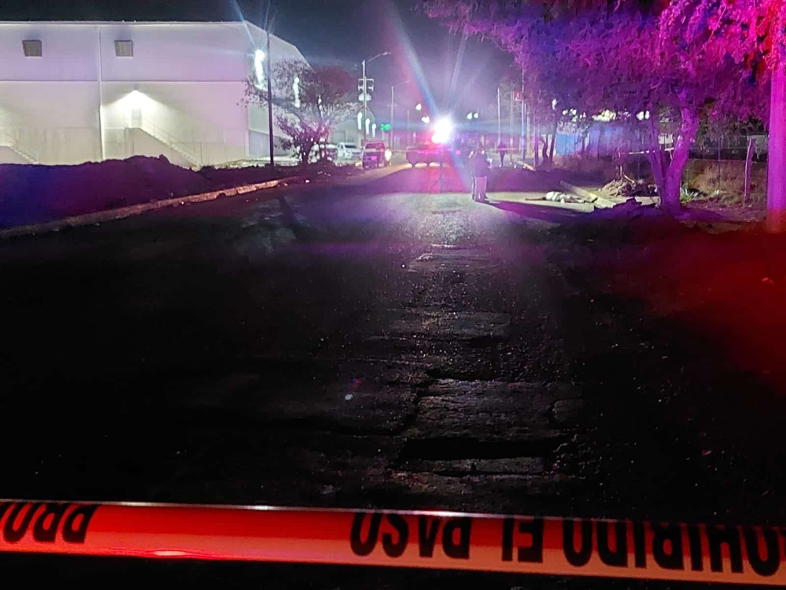 Calle acordonada en medio de la obscuridad de la noche
