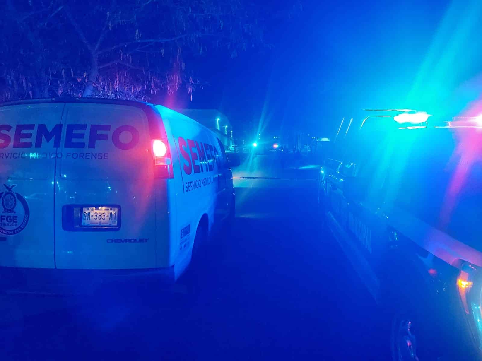 Vehículo del Semefo en una calle en la obscuridad