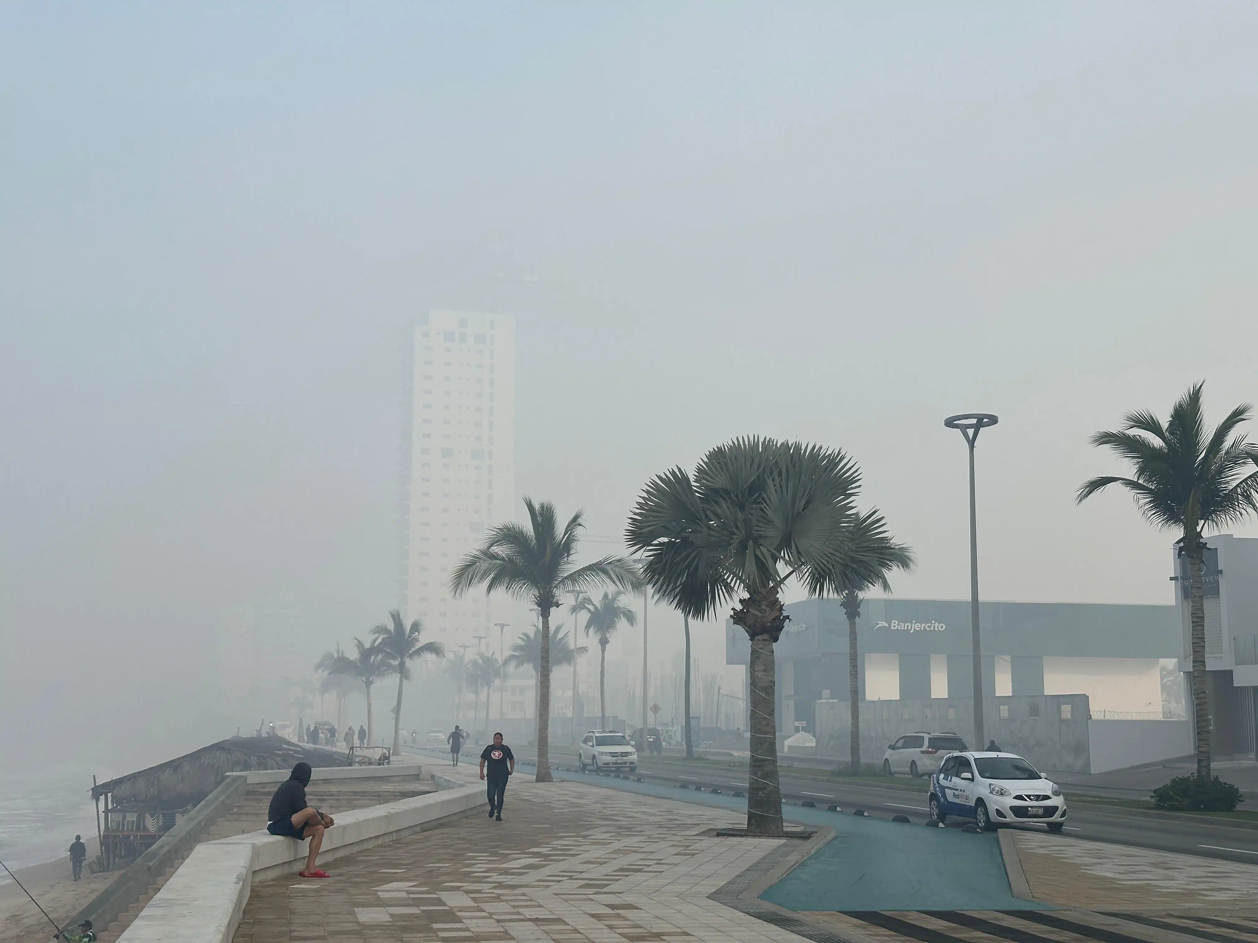 Malecón de Mazatlán cubierto de humo debido al incendio en el basurón.