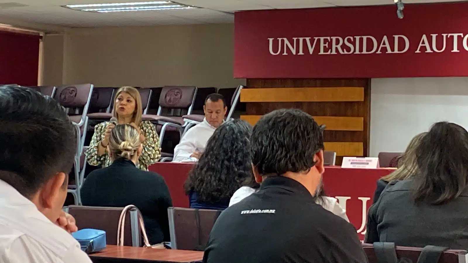 Gloria Icela García Cuadras en el el taller realizado a periodistas del centro-norte y norte de Sinaloa en la UAdeO en Los Mochis