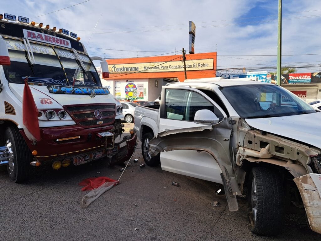 Carrocería desprendida de camioneta color blanco que participó en el choque