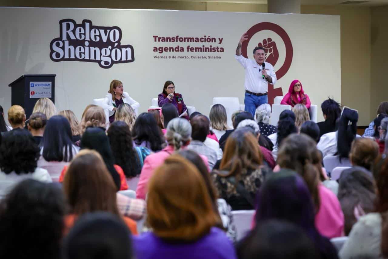 Inzunza hablando en foro