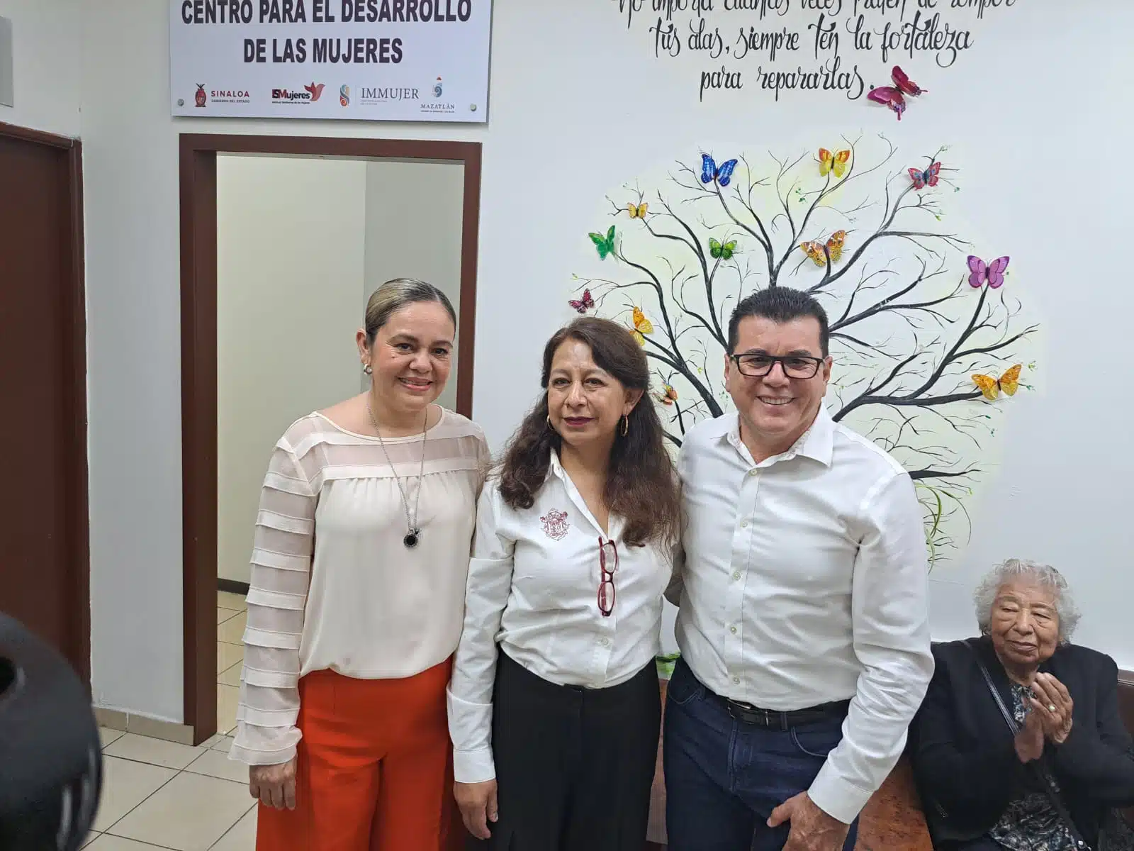 Emma Rodríguez Choreño con alcalde Édgar González Zataráin y María Teresa Apocada