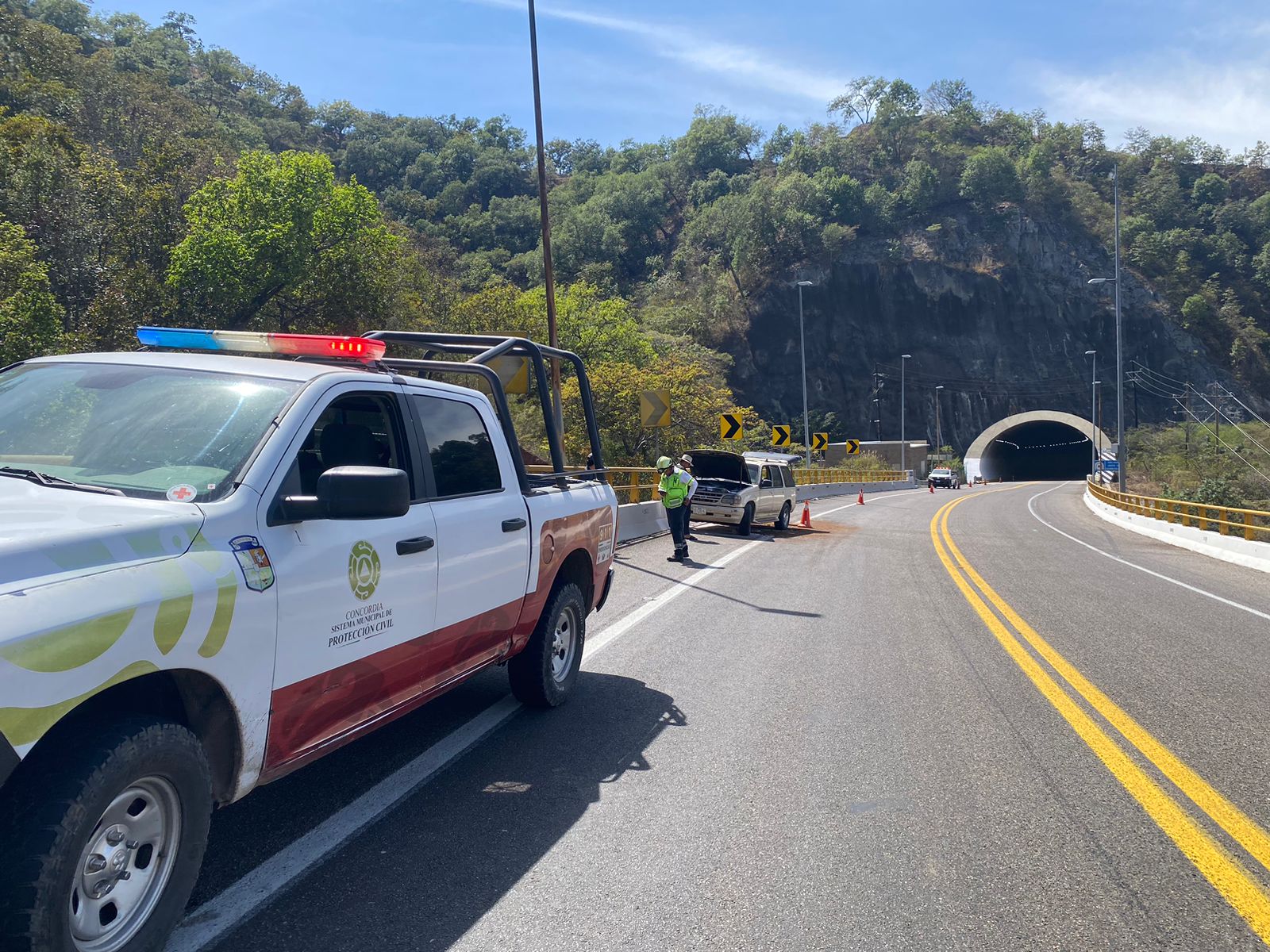 Camioneta de Protección Civil en el lugar donde se incendió el motor de una camioneta en la autopista Mazatlán-Durango