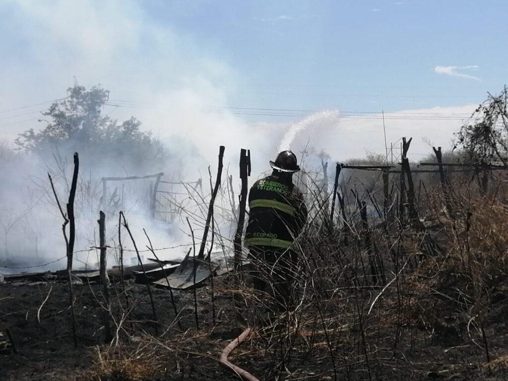 El incendio arrasó con una casa en la comunidad de Los Zapotes, Mazatlán.