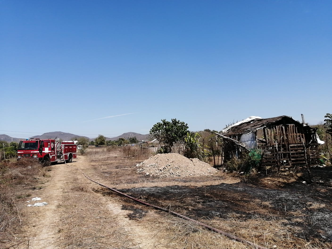 Bomberos veteranos y Bomberos de Villa Unión se hicieron cargo del incendio.