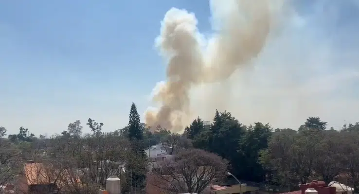 Bomberos atienden voraz incendio en Naucalpan, Edomex