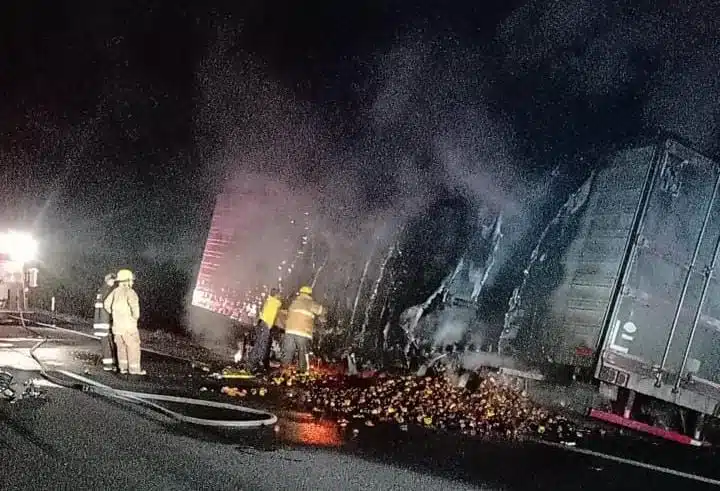 Parte de la caja de un tráiler quemada por la maxipista Culiacán-Mazatlán