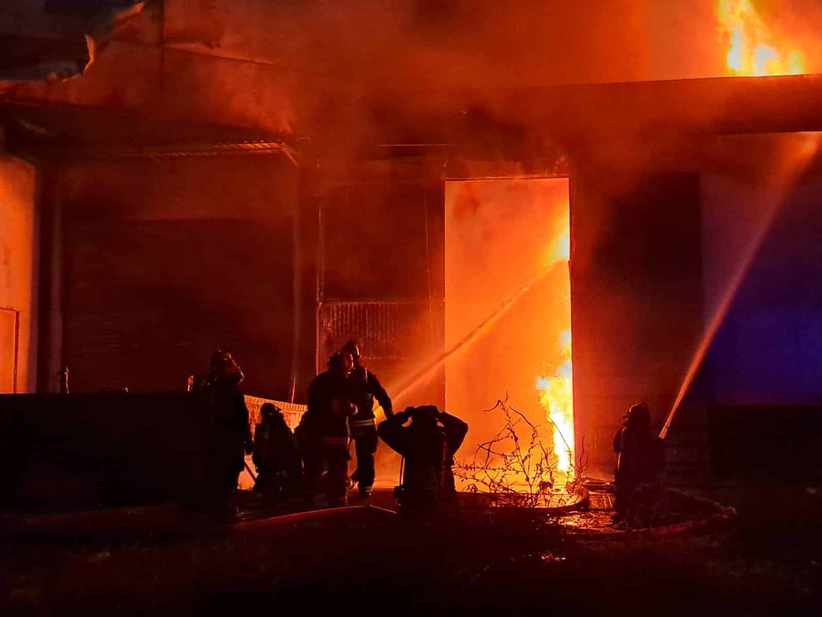 El incendio arrasó con una bodega ubicada en las inmediaciones de El Quemadito.