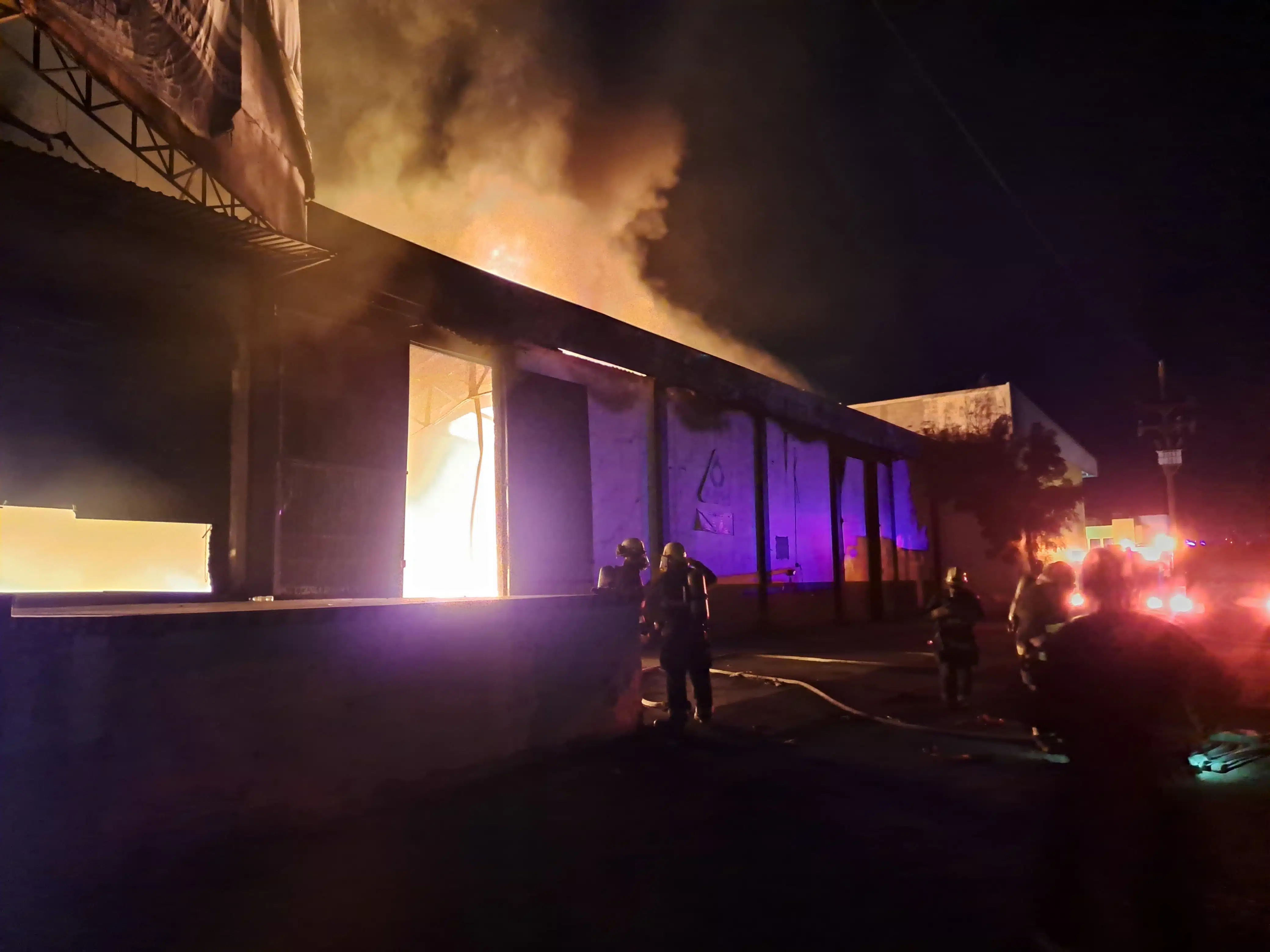 Incendio en bodega de plásticos de El Quemadito