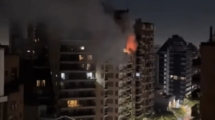 Joven pierde la vida al lanzarse de un piso 12 para escapar de incendio