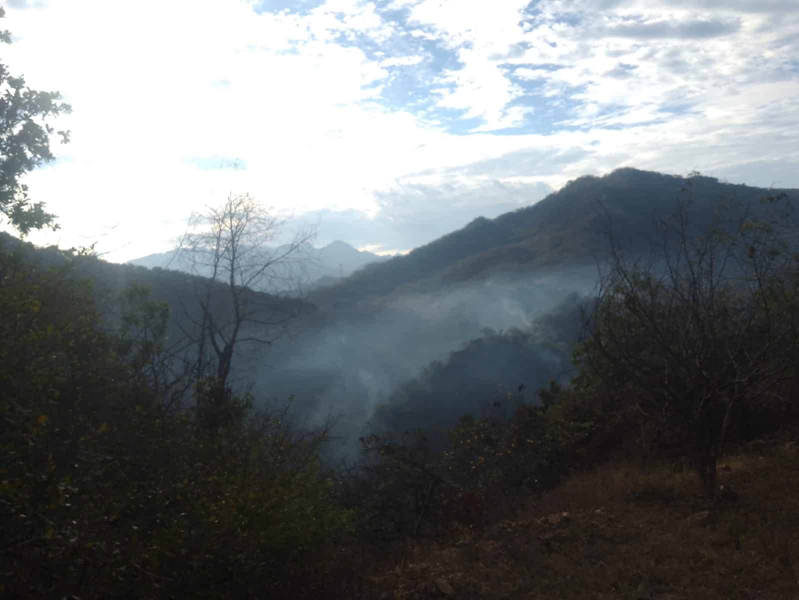 Incendio de maleza cerca de un cerro