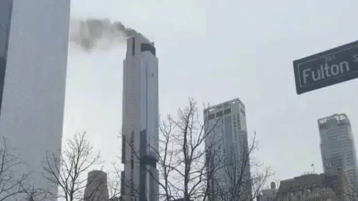 Incendio en rascacielos en Nueva York moviliza los cuerpos de emergencia